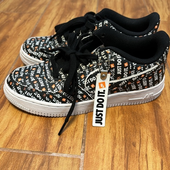 Nike Air Force 1 Just Do It Youth Size 5 - Picture 2 of 7